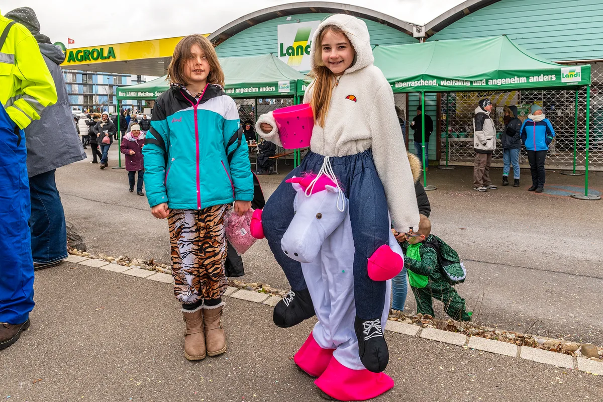 Leana ist auf ihrem Einhorn, zusammen mit ihrer Freundin Anischa aus Bäretswil nach Robenhausen geritten. Der Fasnachtsumzug in Robenhausen war laut, bunt und sehenswert.